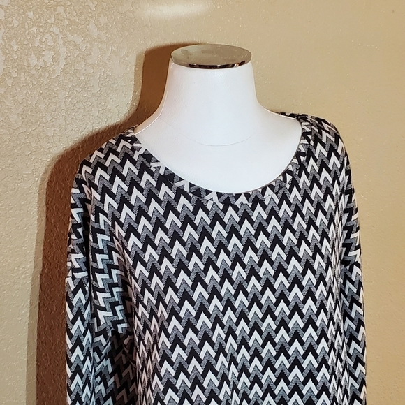 H&M Women's Black and White Chevron Herringbone Top - Picture 3 of 5